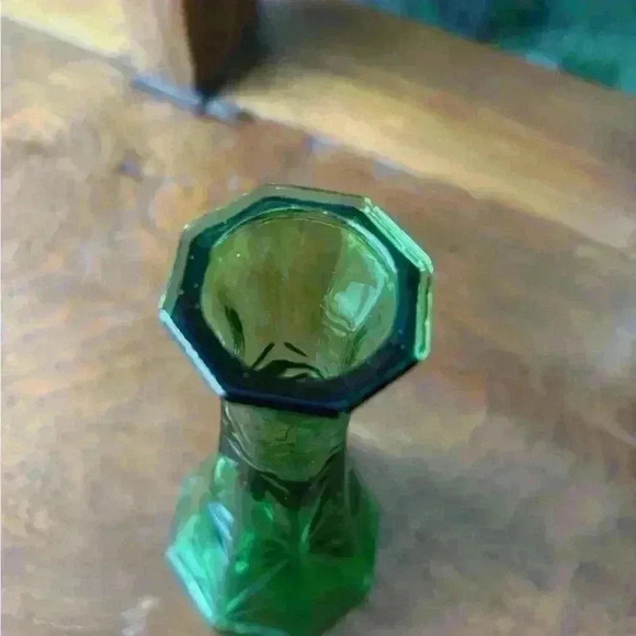 Small green Hoosier glass bud vase / propogation vase - Picture 3 of 3